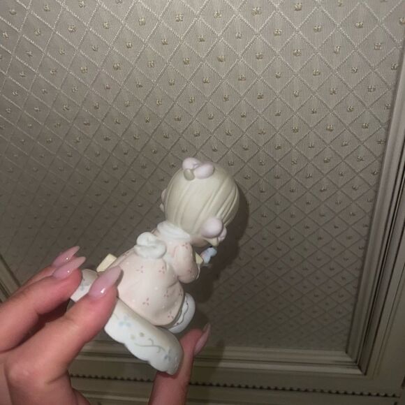 Precious Moments Figurine "Growing In Grace Age 2” - Picture 4 of 4